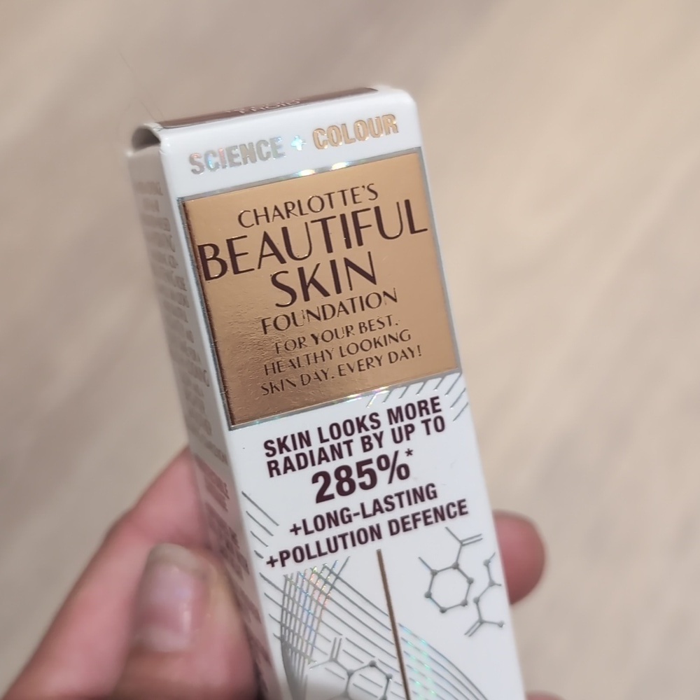 Charlotte Tilbury Foundation Beautiful Skin 16 Cool - Picture 10 of 10